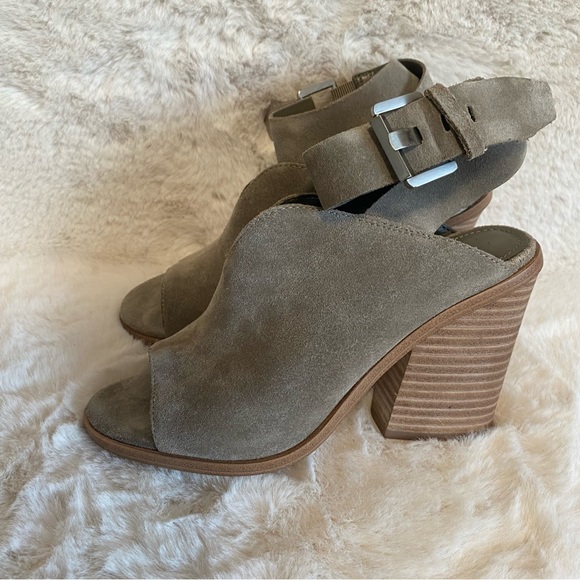 Marc Fisher Vinita Sandal - Picture 2 of 8